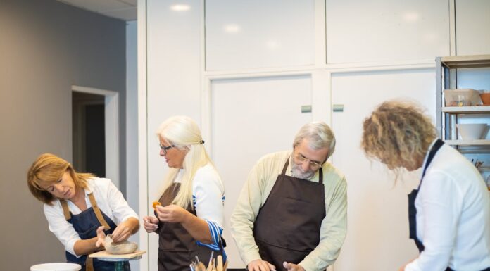 Kako zaslužiti s svojimi hobiji: Vodnik za kreativne upokojence