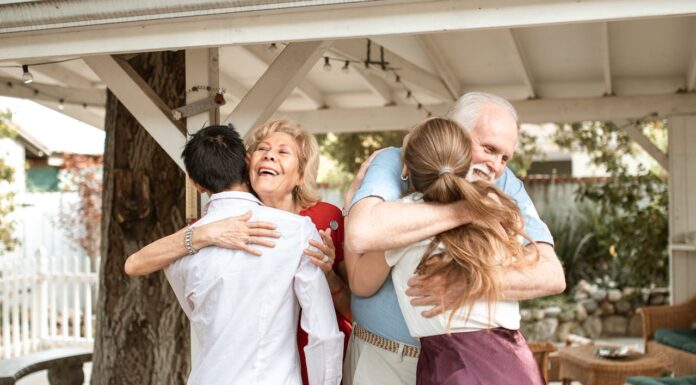 Kako ohraniti dober odnos z otroki in vnuki (brez občutka vsiljevanja)